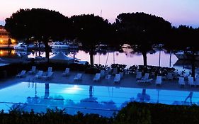 Signora Ruth - Aprilia Residence